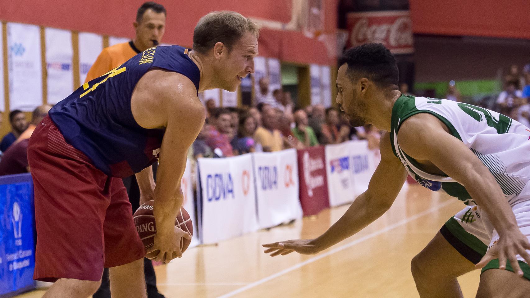 Brad Oleson en acción contra el Betis.
