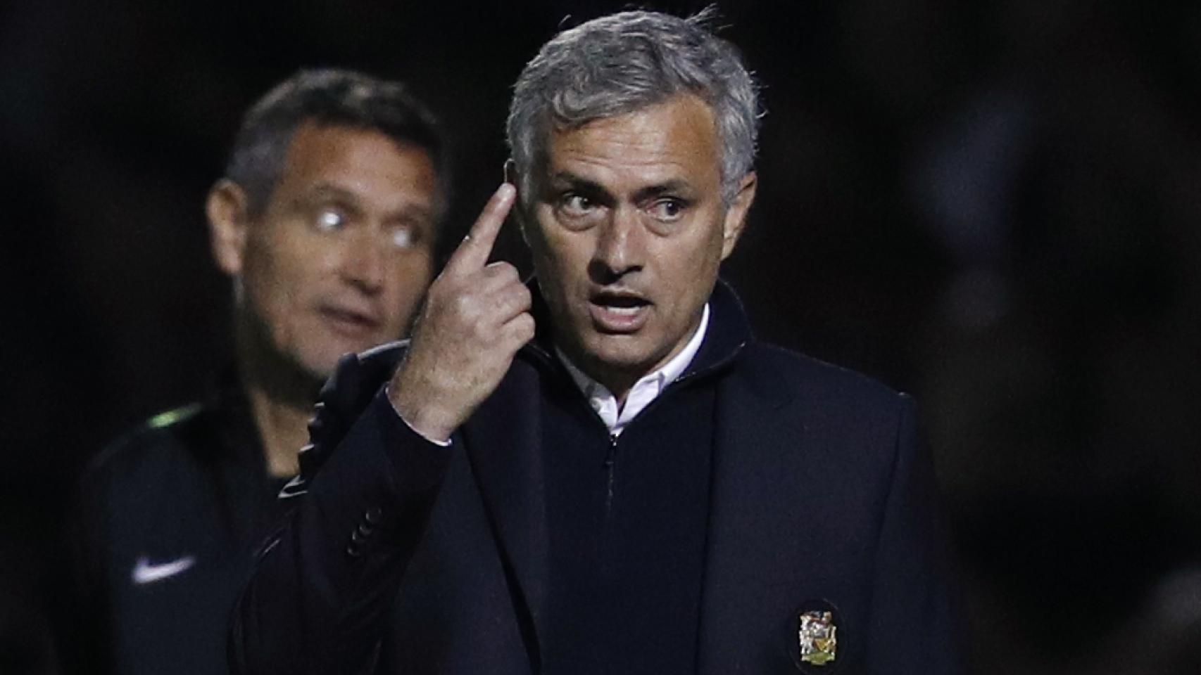 Mourinho, durante el partido ante el Northampton.