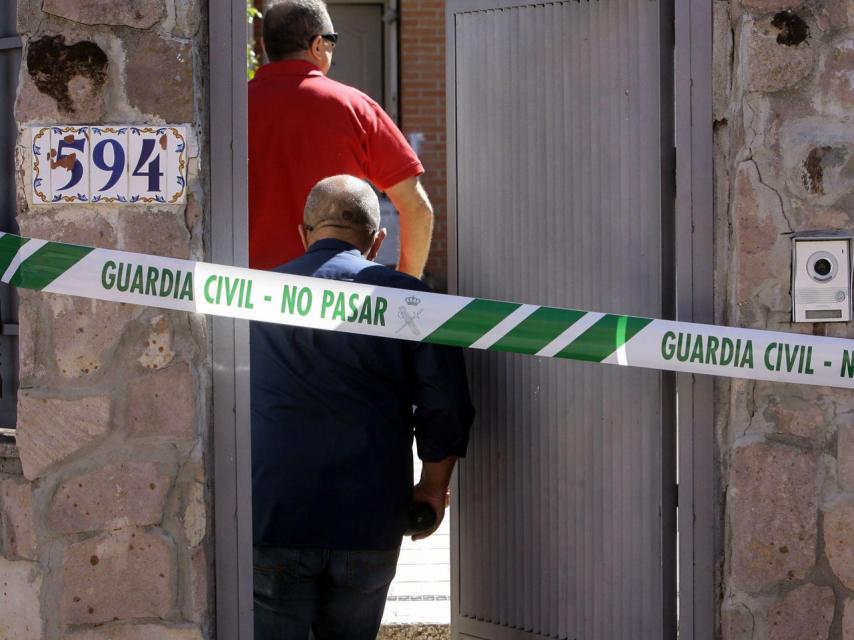 Investigadores accediendo al chalet en el que aparecieron sin vida los cuatro miembros de la familia.
