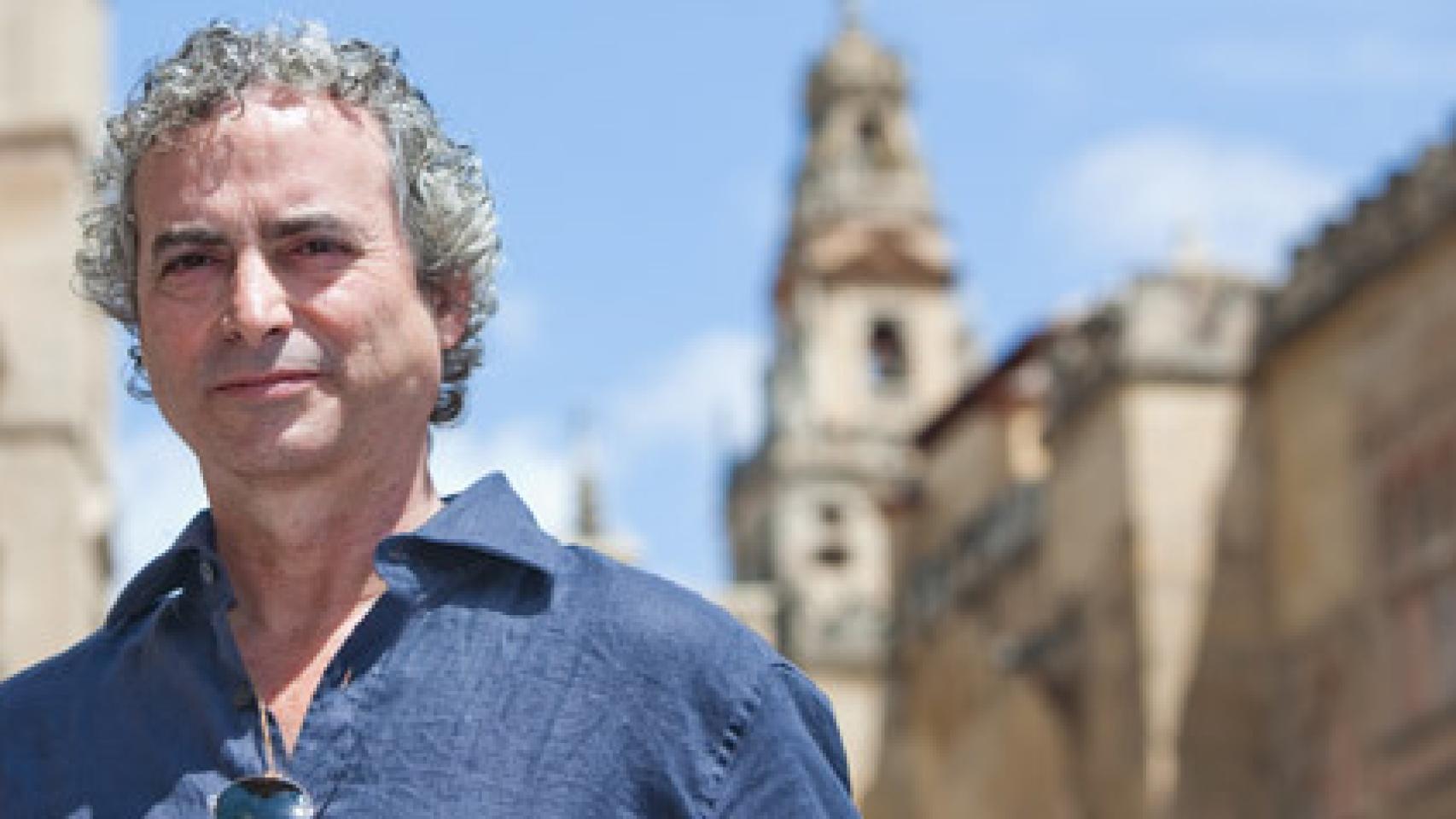 El escritor posa ante los fotógrafos.