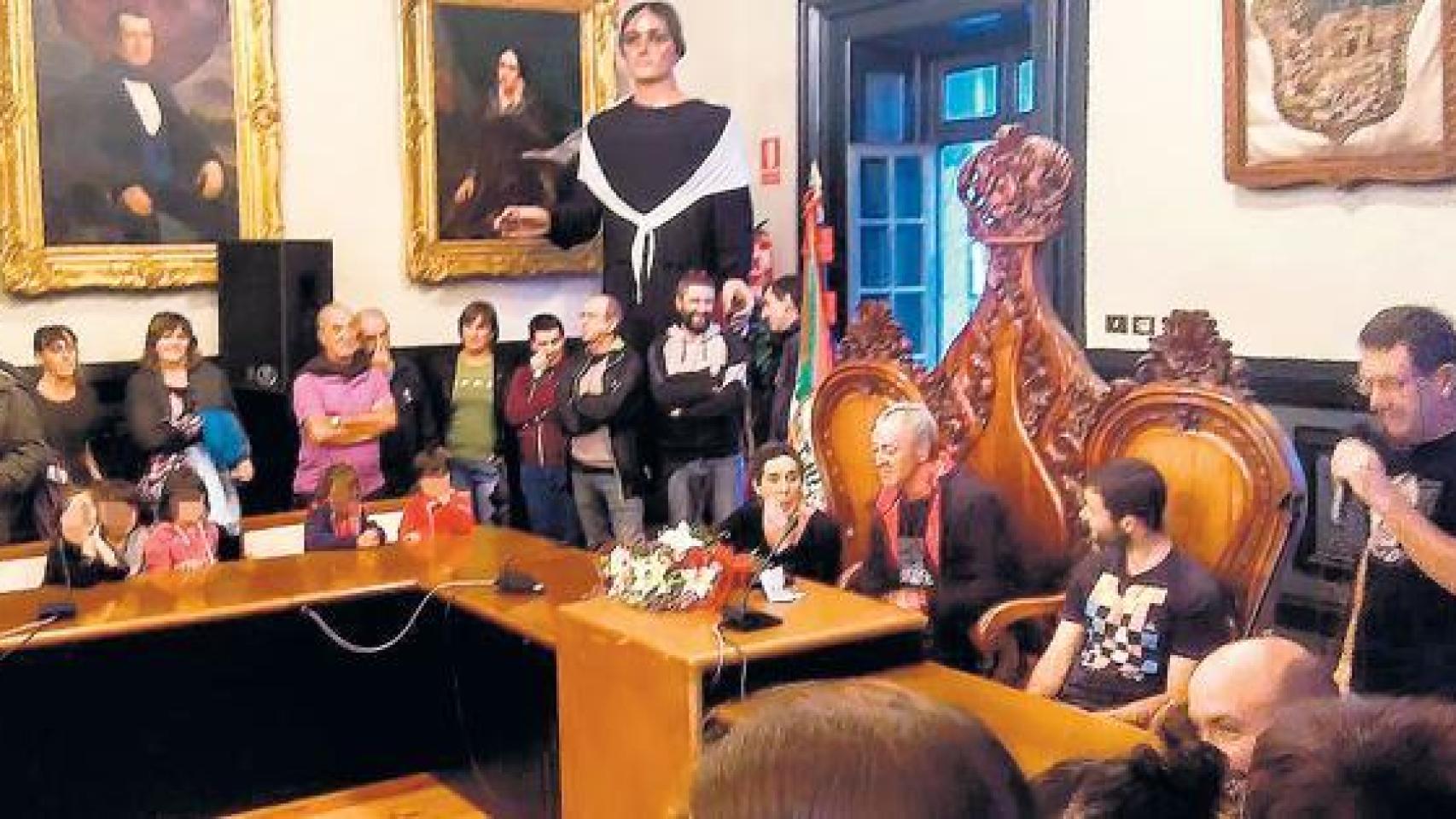 El etarra excarcelado Andoni Gabiola, en el Consistorio de Lequeitio.