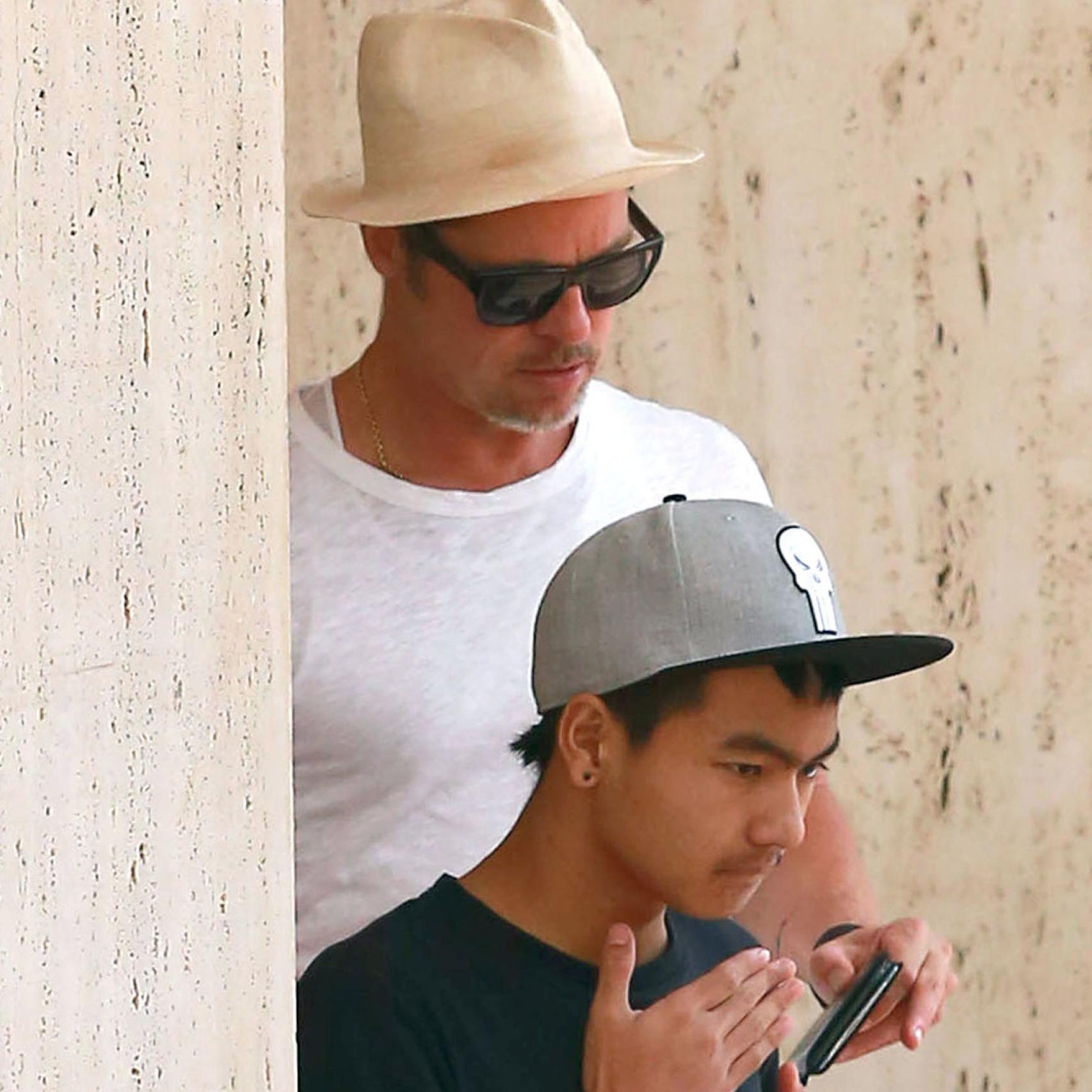 Maddox, hijo mayor de la pareja, junto a Brad Pitt.