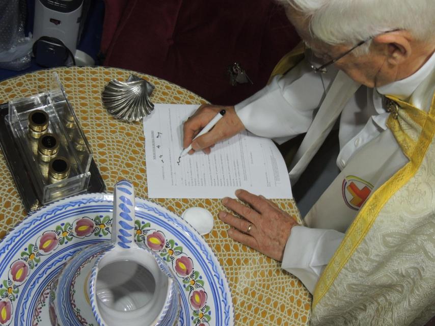 El Padre Ángel asegura que habría que denunciar a aquellos sacerdotes que se niegan a bendecir a determinadas personas.