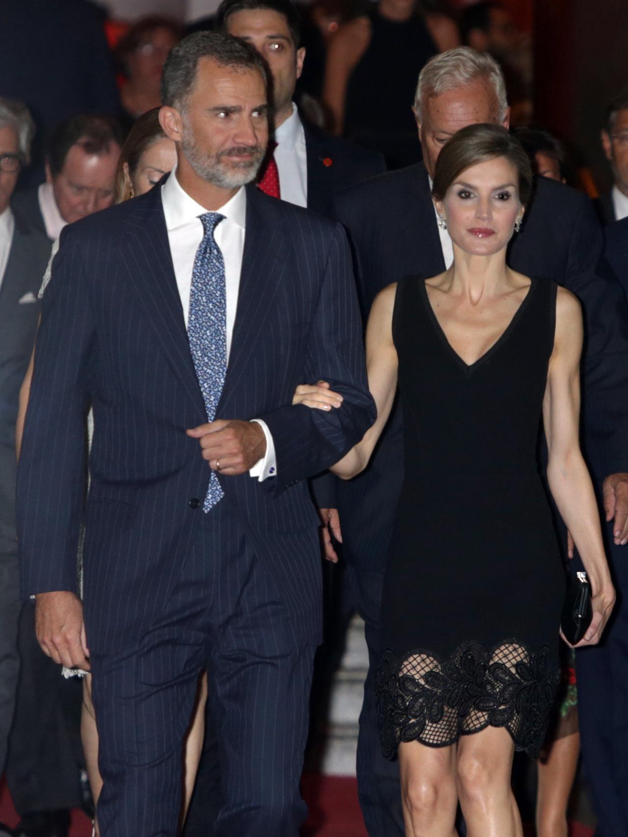 Los reyes, a su llegada al Teatro Real.