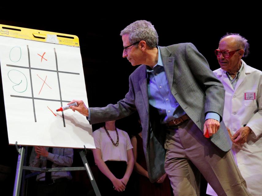 Los premios Nobel Eric Maskin y Dudley Herschbach, en la ceremonica de los IgNobel.