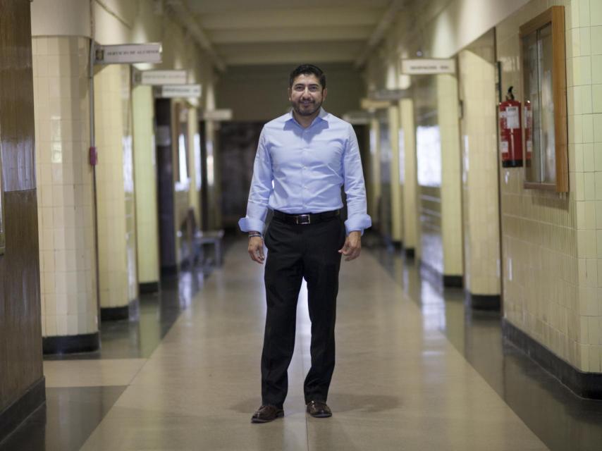 Carmona cree que los latinos votarán por Clinton en noviembre.