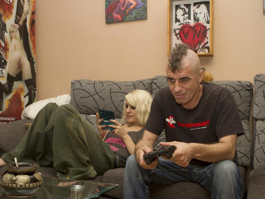 La pareja, compartiendo un momento de relajación en el salón.