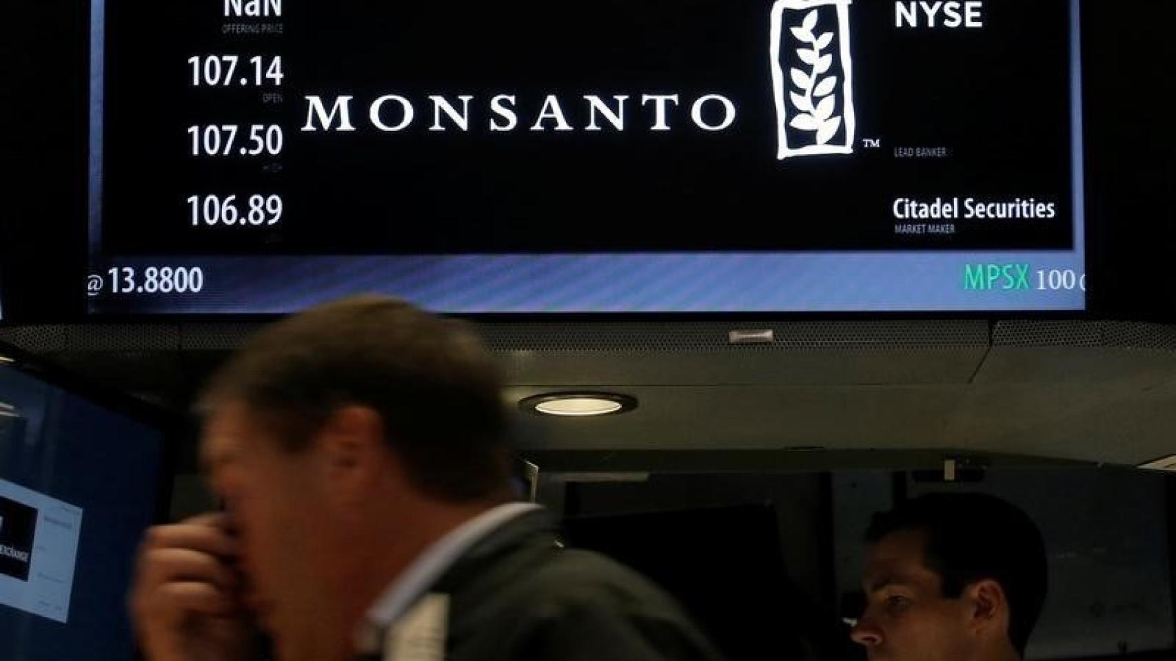 El logo de Monsanto en el New York Stock Exchange.