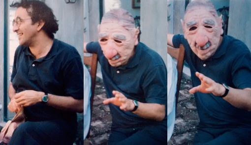 Bolaño, con una máscara de Pinochet, bromea entre amigos en Santiago de Chile en 1999. Chile y la memoria de su dictadura fue una constante en su obra