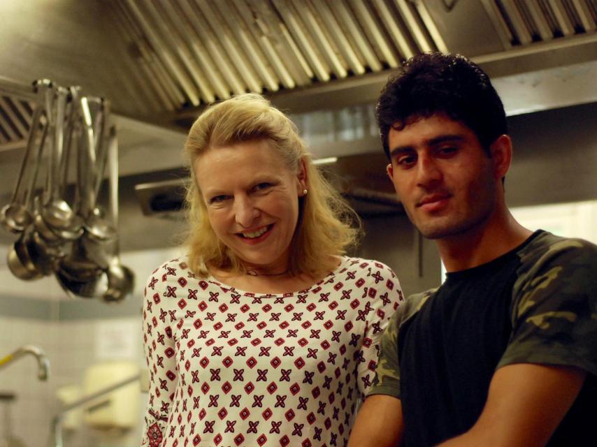 Sami, refugiado afgano, junto a Johanna Wahlig.