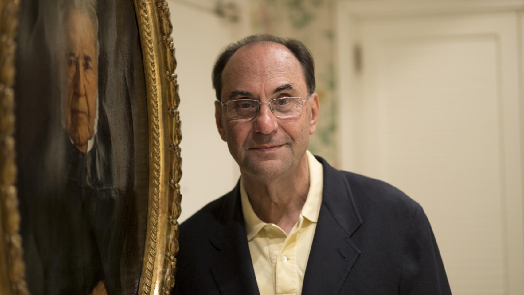 Alejo Vidal-Quadras junto a un retrato de su bisabuelo, también llamado Alejo Vidal-Quadras, al igual que su abuelo y su padre.