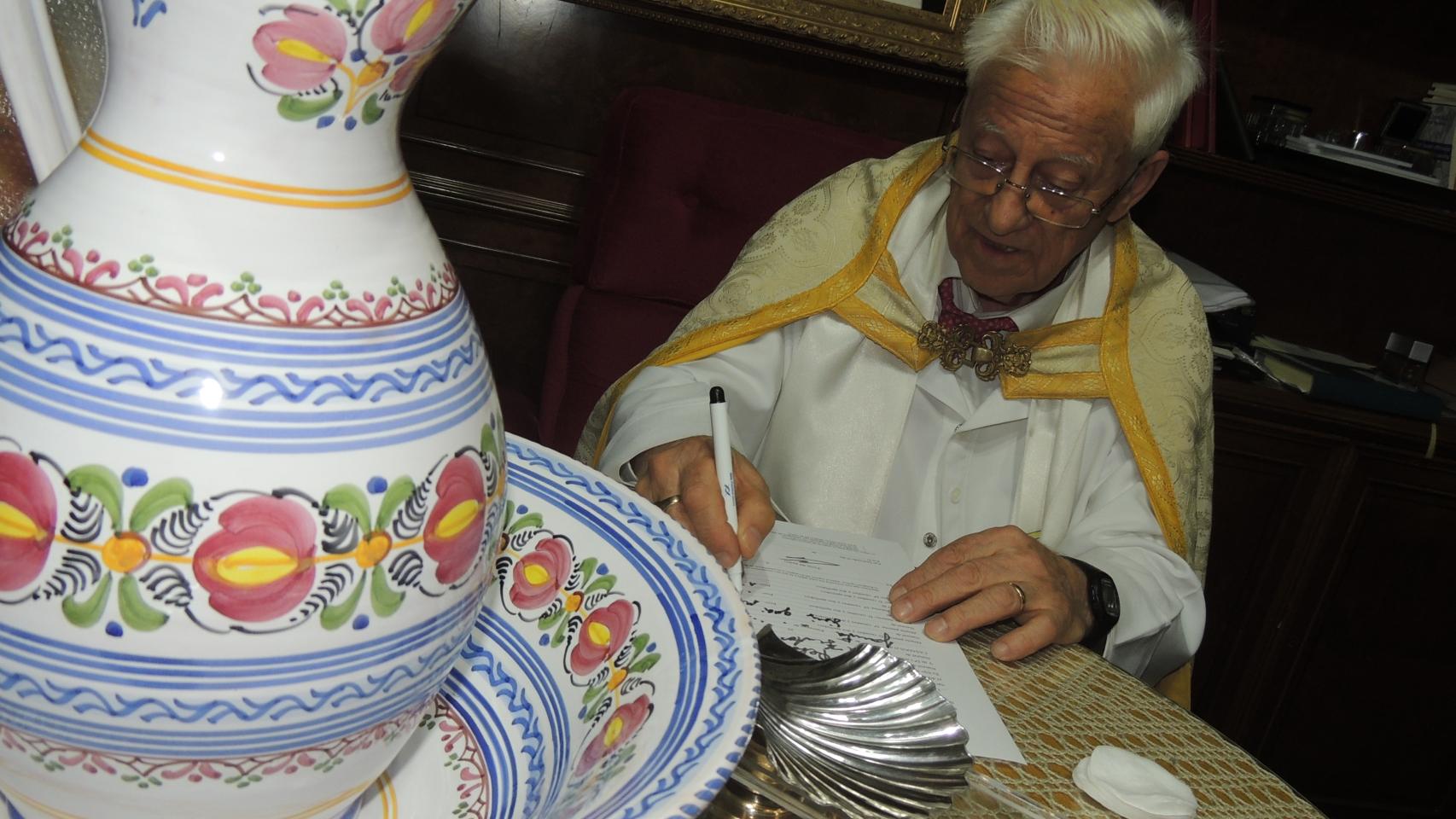 El Padre Ángel, de la parroquia de San Antón (Madrid), opina que todo el mundo tiene el mismo derecho a ser bendecido.