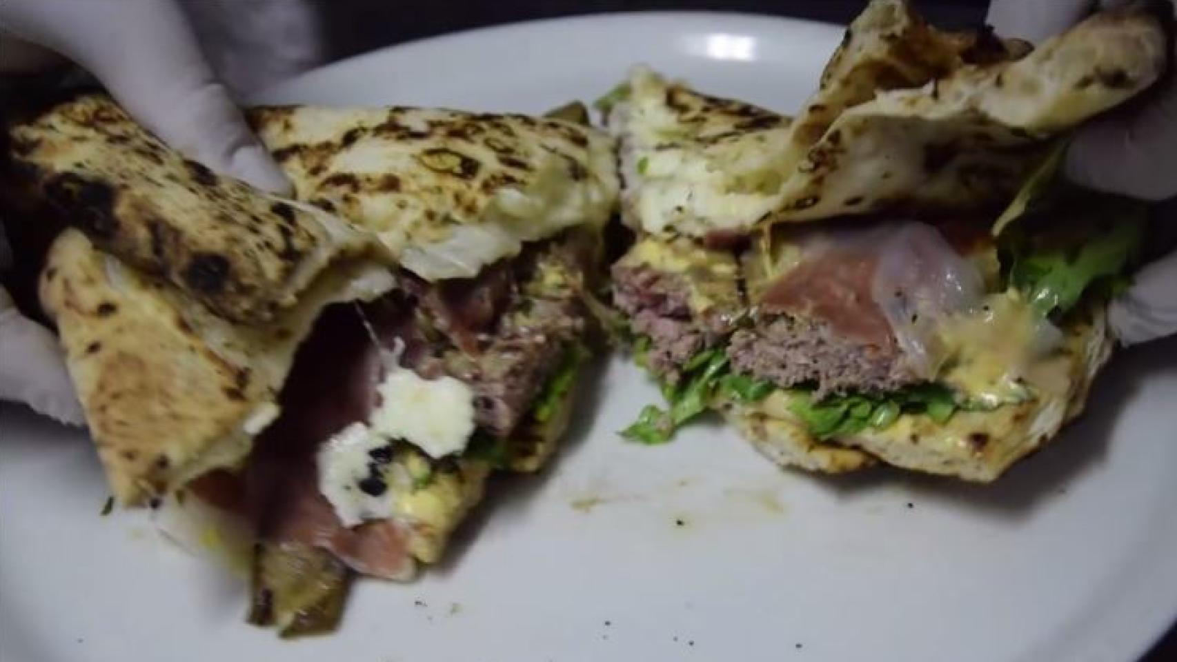 La provocativa pizzaburger se abre para nosotros.