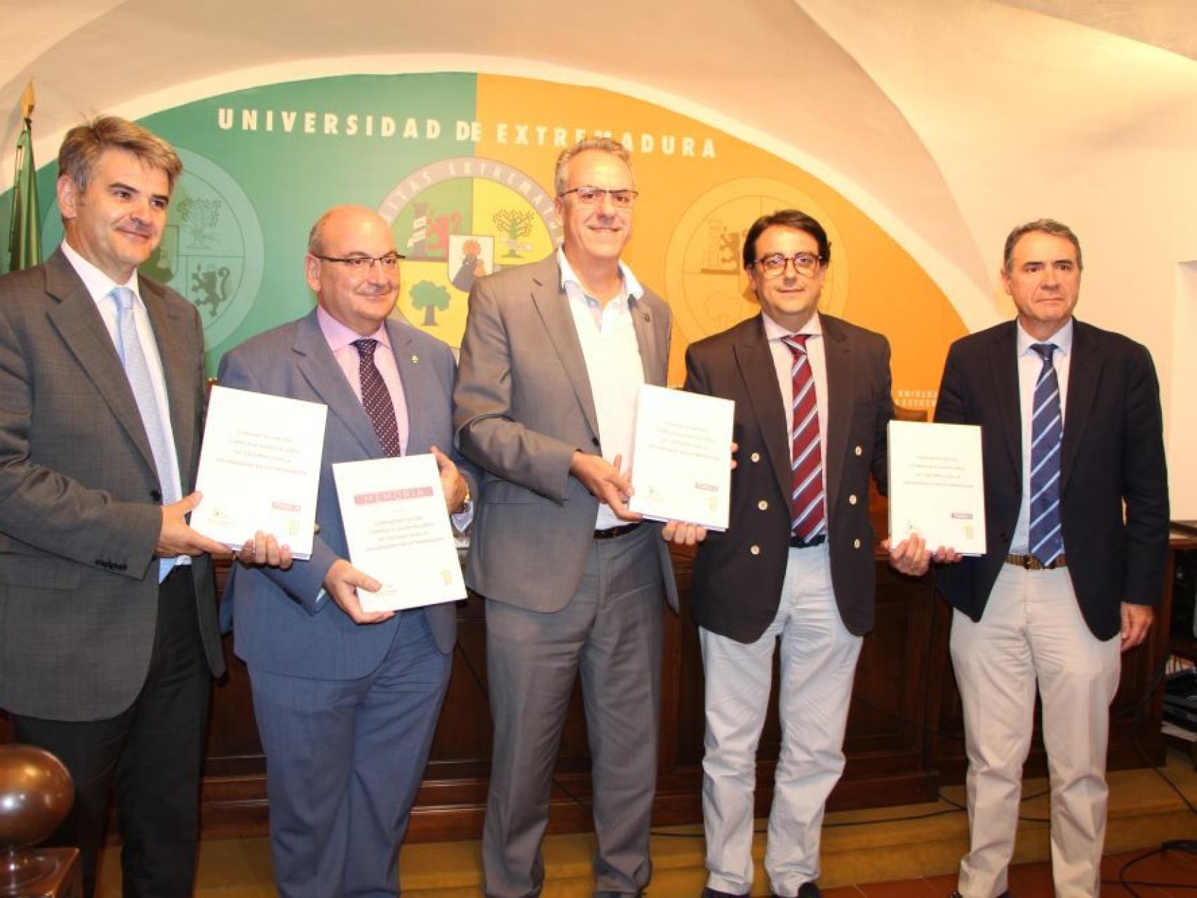 Juan Diego Pedrera a la derecha y en el centro el rector Segundo Píriz