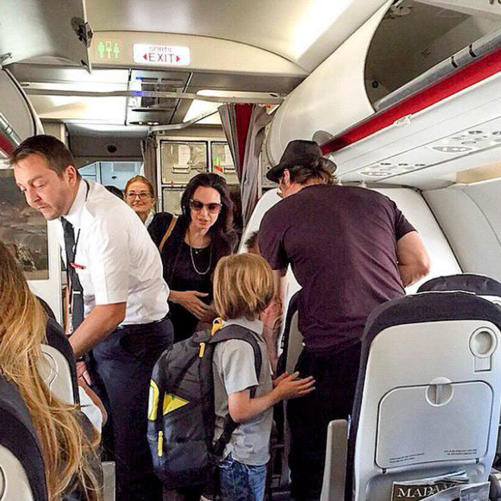 La pareja embarcando en un avión
