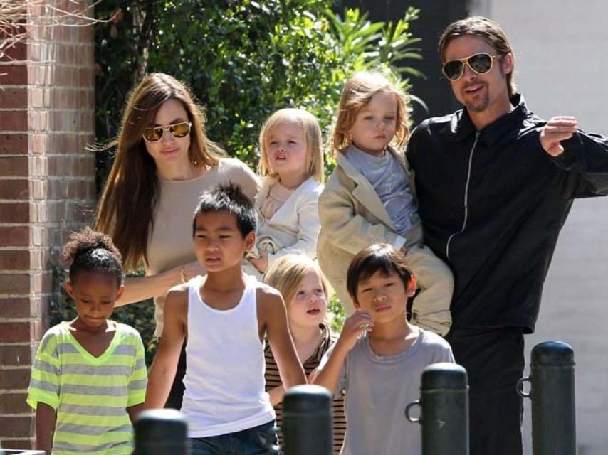 Brad y Angelina con sus seis hijos