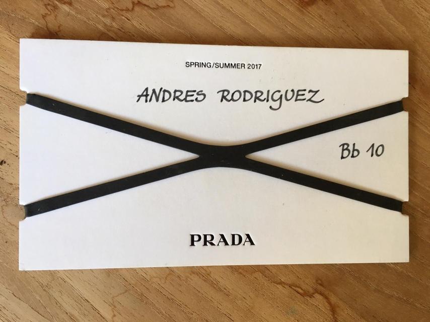 El sobre que contenía la invitación al desfile de Prada