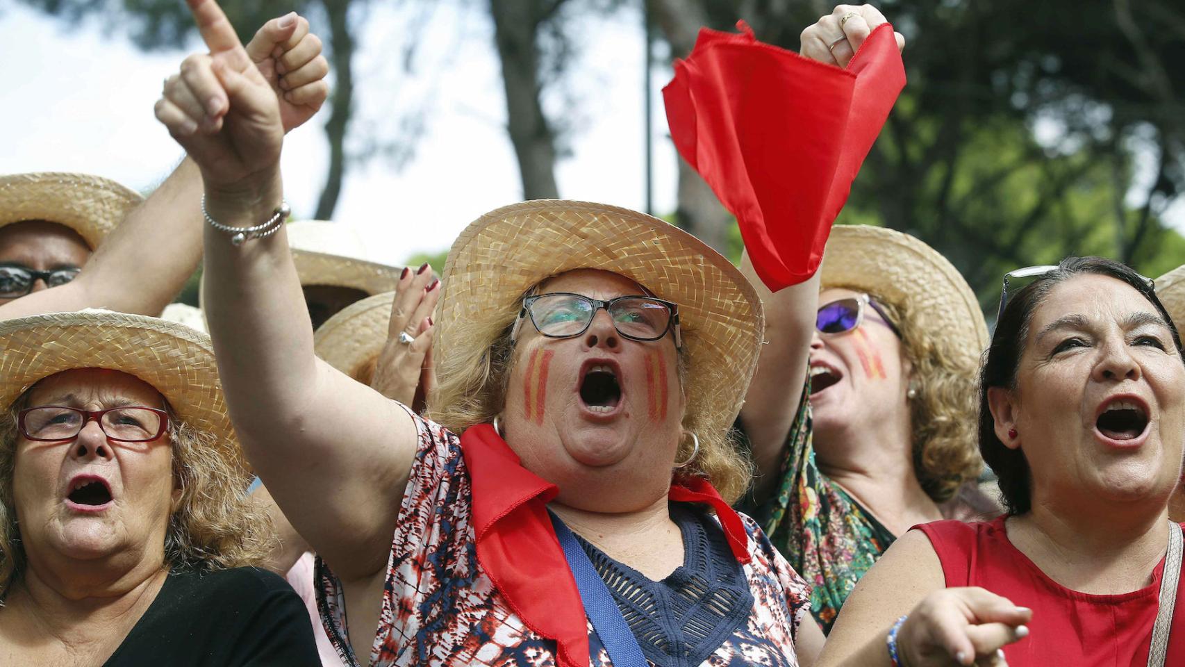 Asistentes a la Fiesta de la Rosa del PSC en Gavá (Barcelona), este domingo.