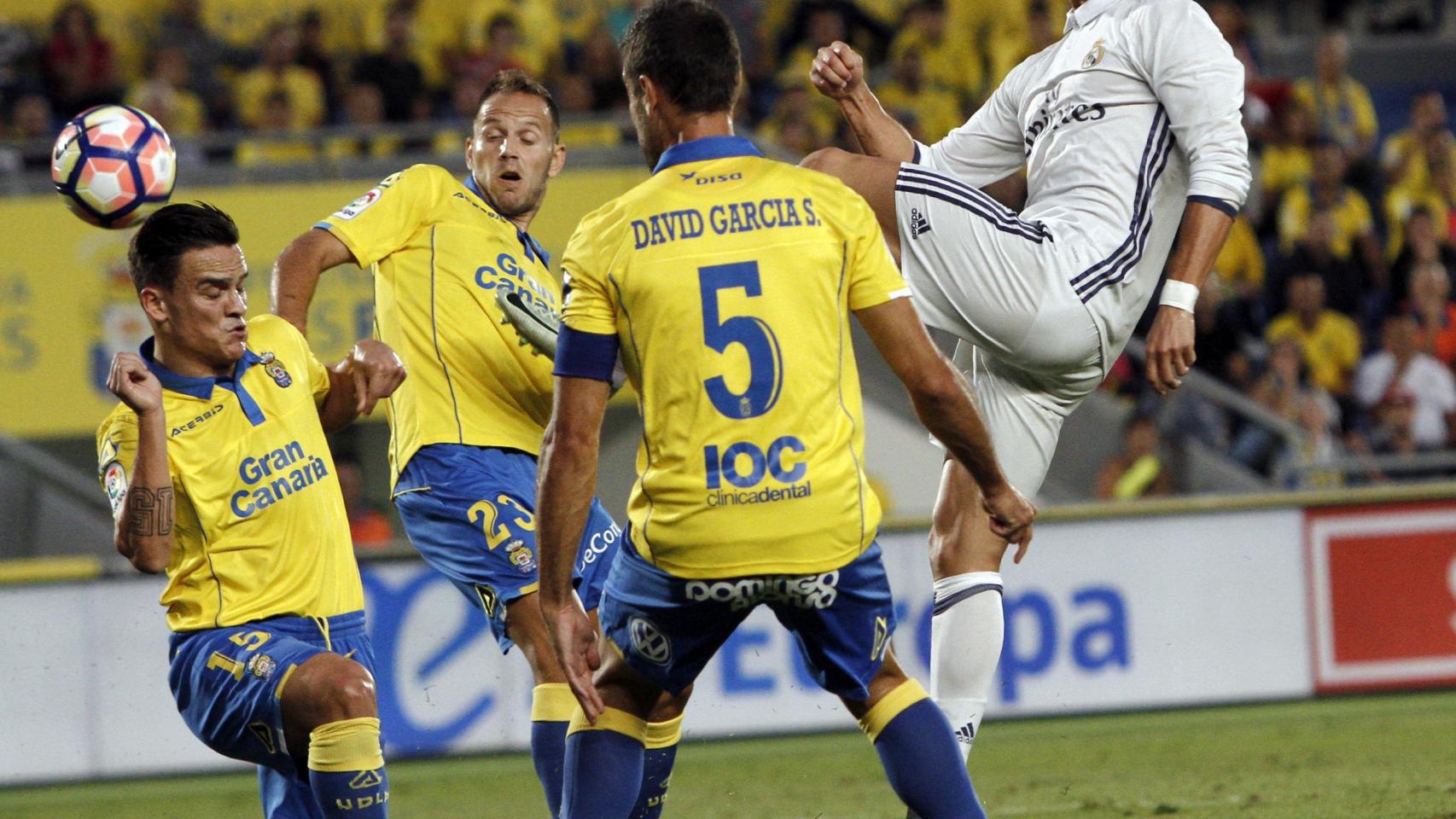 Cristiano Ronaldo, rodeado por rivales.