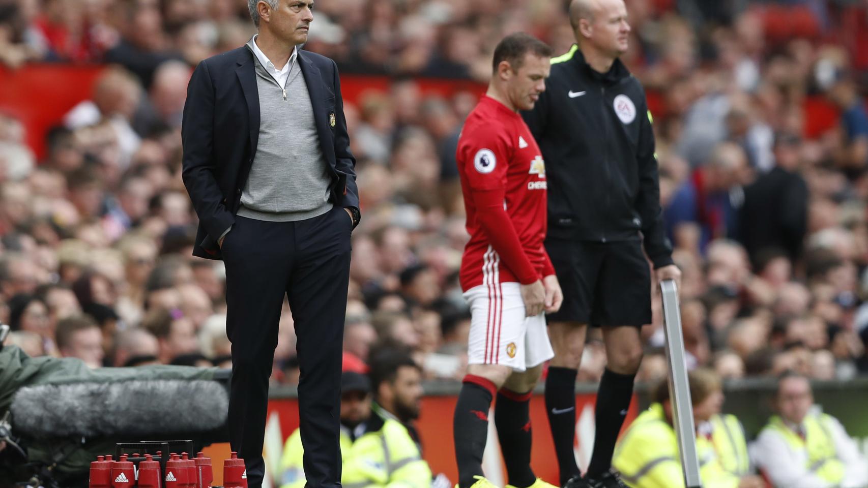 Rooney sale al campo en el minuto 83.