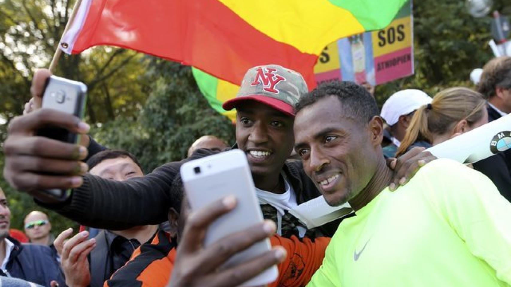 Bekele se hace un selfie con un aficionado.