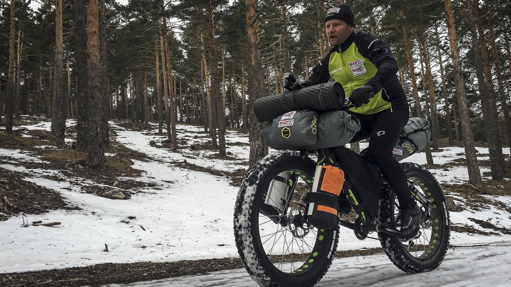 Antonio de la Rosa en su fat bike.