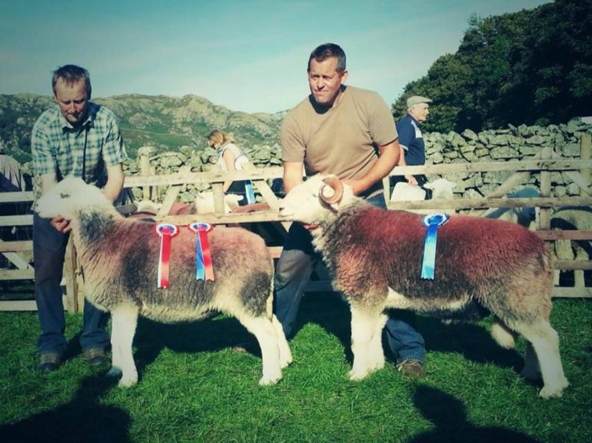 A la derecha, el autor James Rebanks con sus ovejas.
