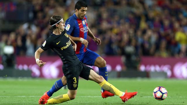 Filipe Luis ante Luis Suárez en el Barcelona - Atlético.
