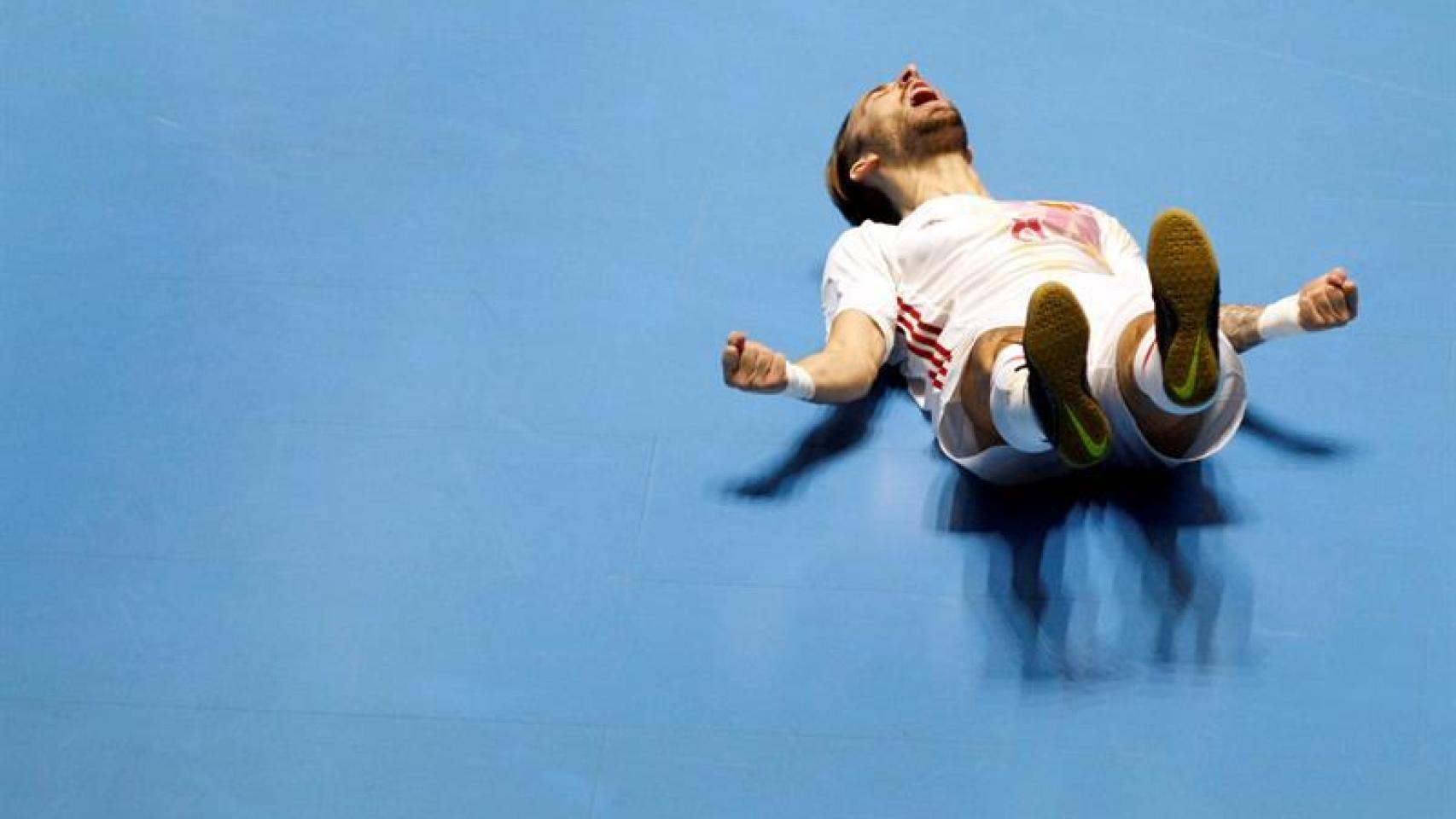 Rivillos, en el suelo durante el partido contra Rusia.