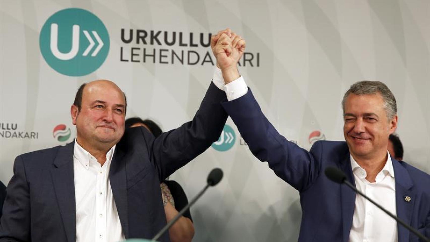 El presidente del PNV Andoni Ortuzar (i) y el lehendakari Iñigo Urkullu celebran la victoria