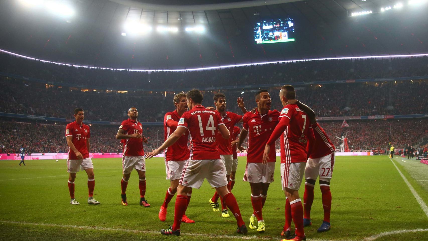 El Bayern celebra un gol en el Allianz Arena.