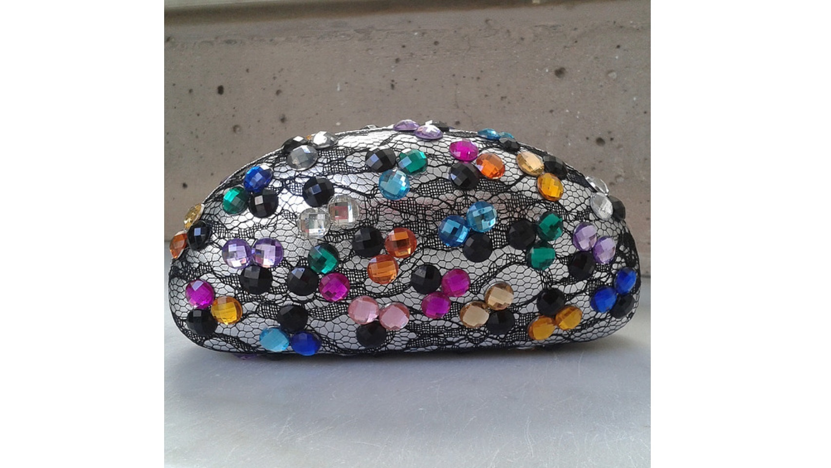 Bolso de pedrería y encaje.