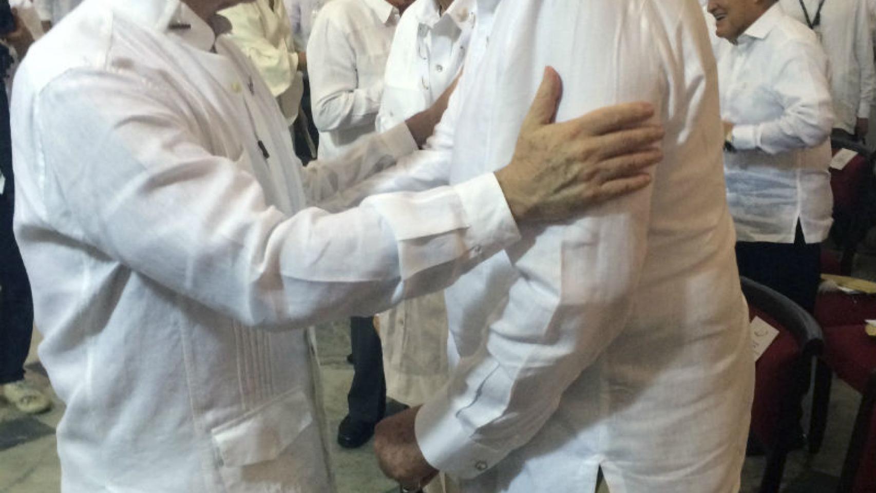 El rey Juan Carlos (d) saluda al presidente de Colombia, Juan Manuel Santos (i).