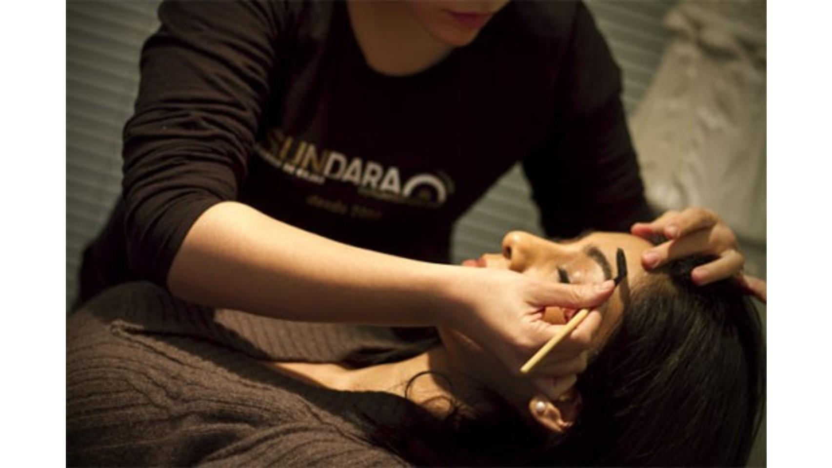 Profesional del Centro Sundara practicando esta técnica de depilación.