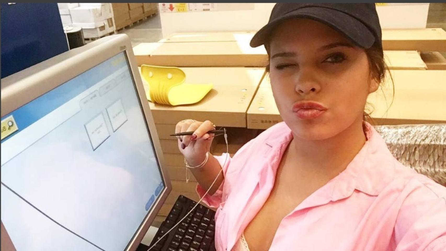 Gloria Camila juega a ser la cajera más sensual de Ikea