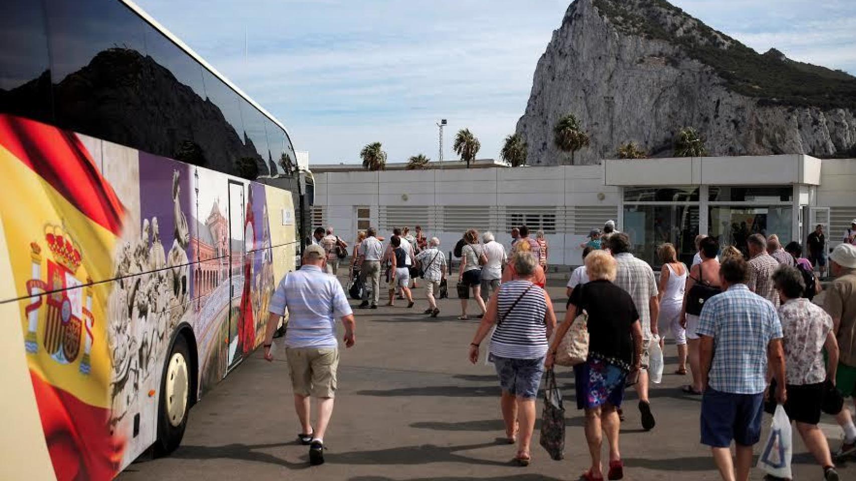 Turistas, en la frontera con Gibraltar.