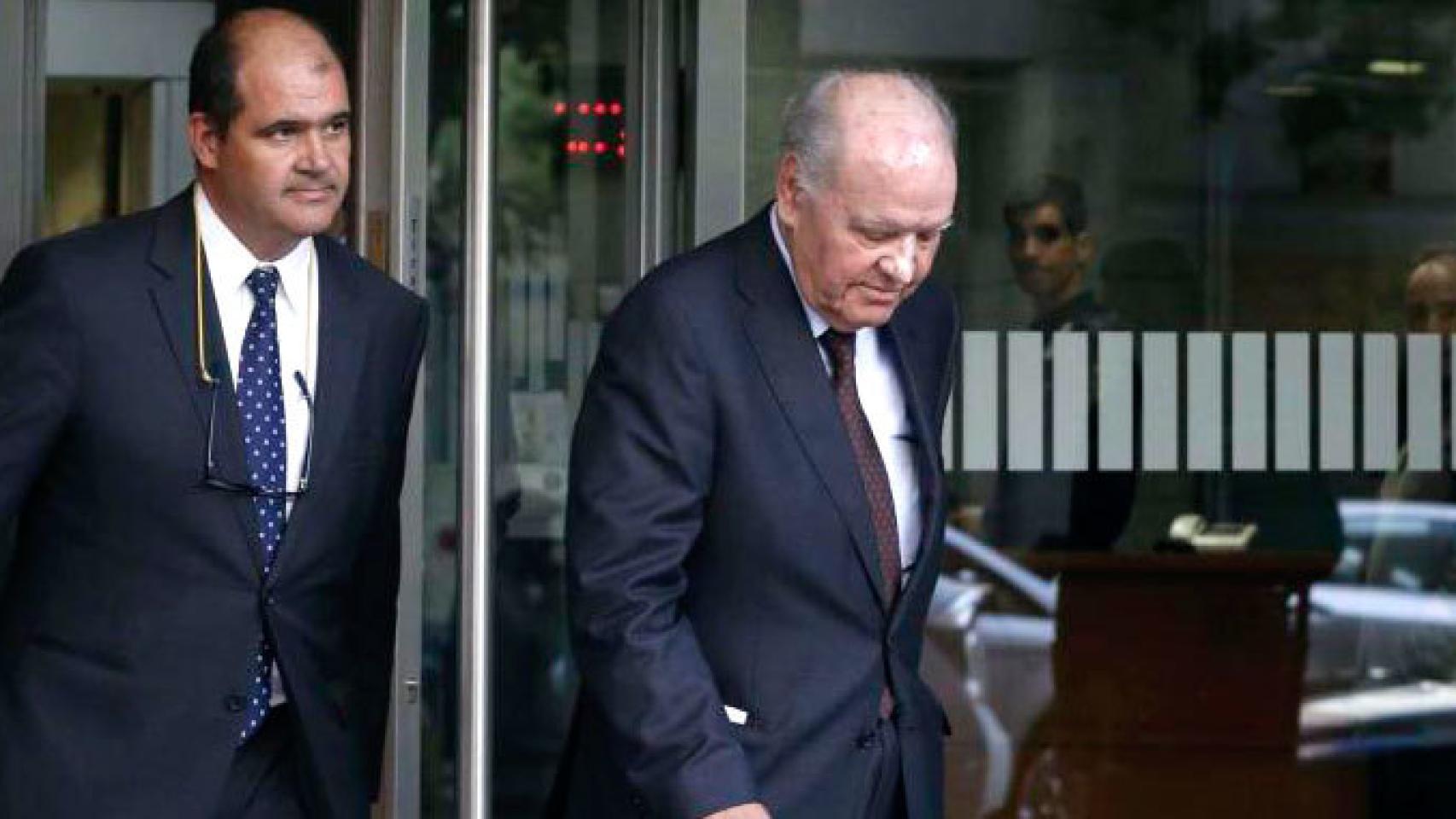 Carlos Sumarroca Claverol (i) junto a su padre Carlos Sumarroca Coixet a la salida de la Audiencia Nacional en 2014.