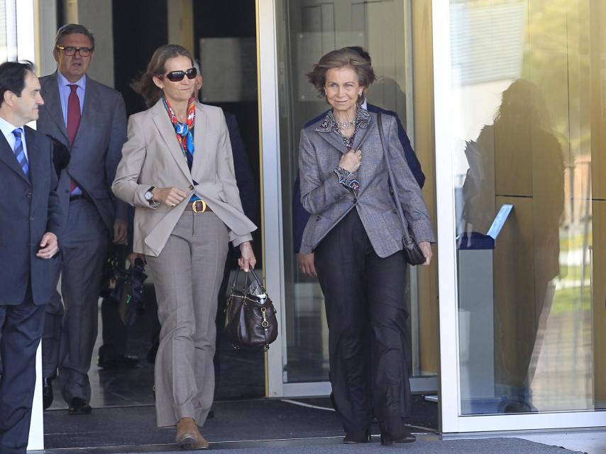 Carlos García Revenga camina justo detrás de la infanta Elena.