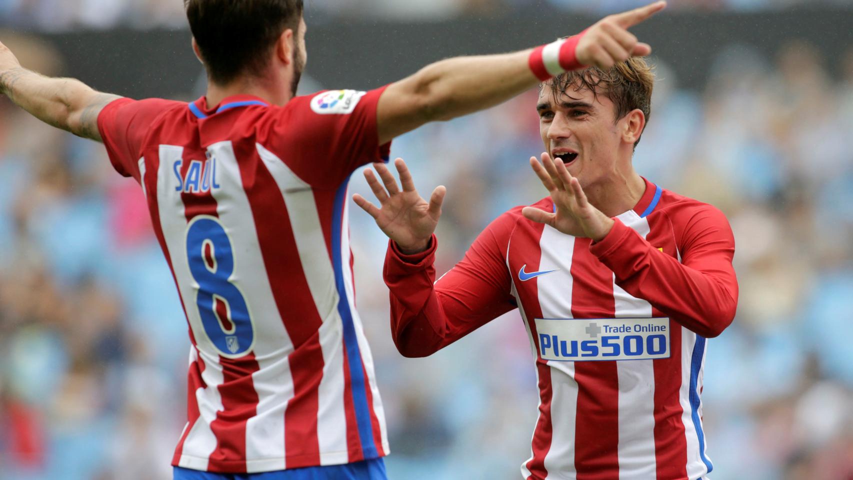 Griezmann busca a Saúl tras marcar un gol contra el Celta.