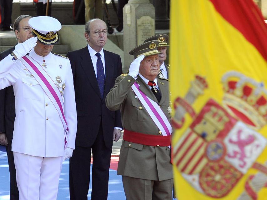 Rafael Spottorno, entre el rey Juan Carlos y su hijo, durante un acto oficial.