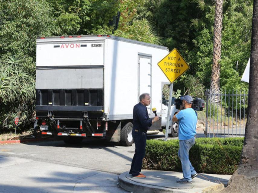Un camión entra en casa del matrimonio para recoger enseres