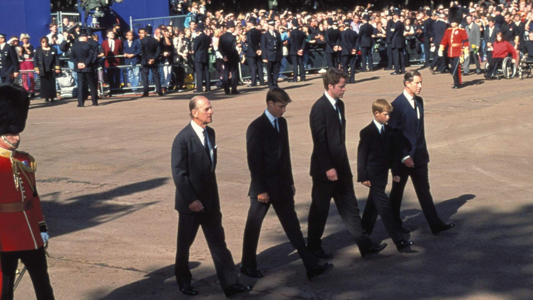 Decenas de miles de personas asistieron al funeral de la princesa de Gales.