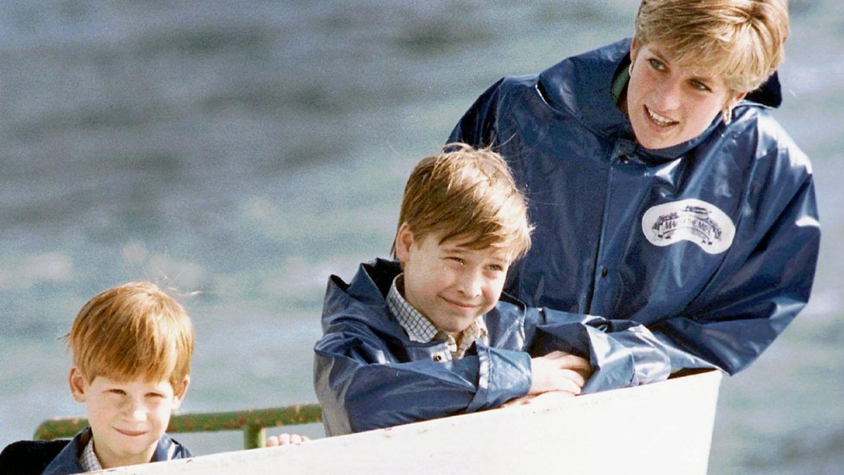Diana de Gales con sus hijos Guillermo y Enrique en 1991.