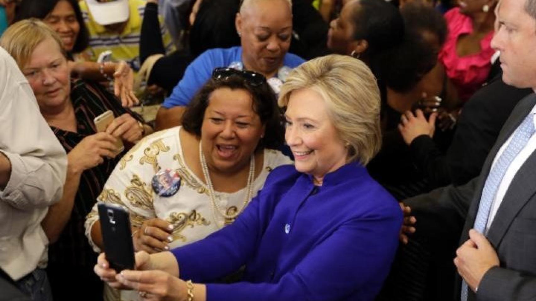 Hillary en plena campaña, se hace una foto junto al público.