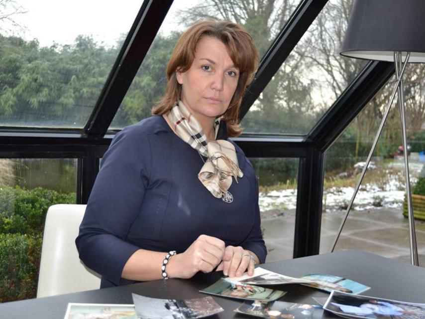 Ingrid Sartiau posa rodeada de fotografías de su familia.