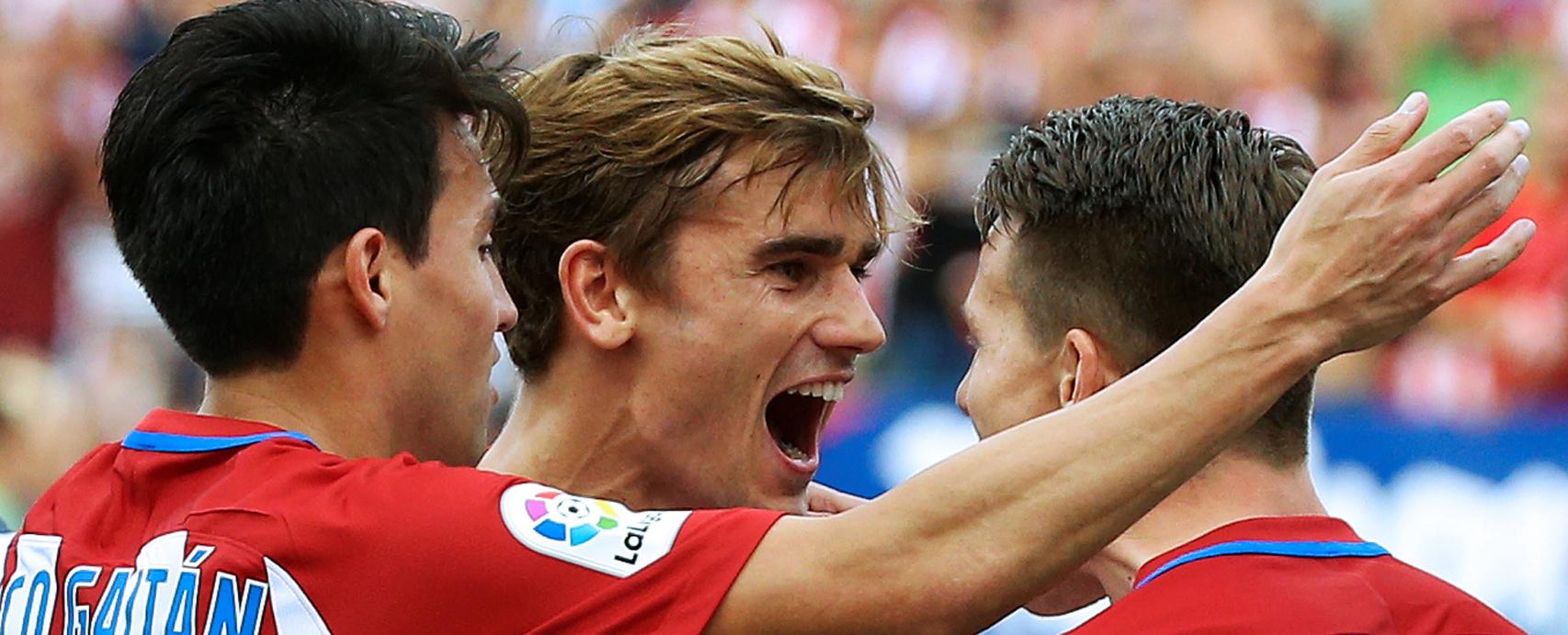 Gameiro y Griezmann celebran el gol ante del Deportivo.