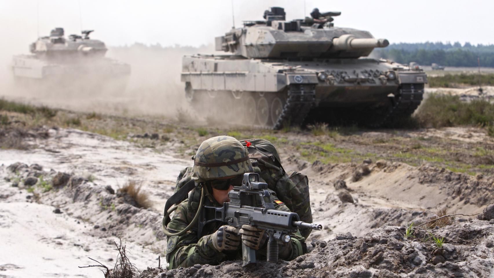 Un efectivo español de la BRILAT Galicia VII en unas maniobras militares en Polonia.