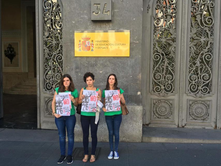 Las tres representantes del Sindicato de Estudiantes tras verse con Méndez de Vigo