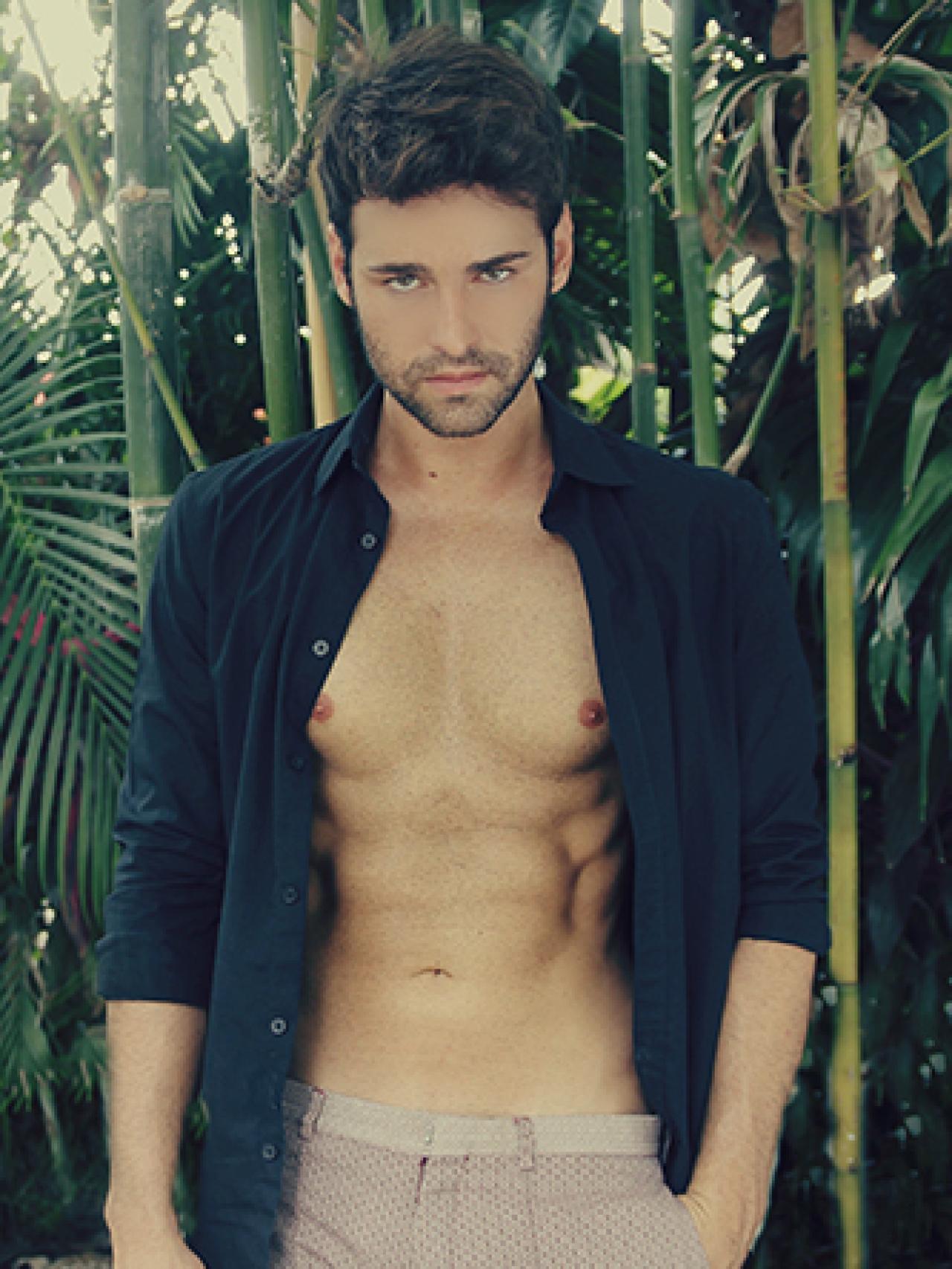 Toni Bernetti es un joven muy atractivo