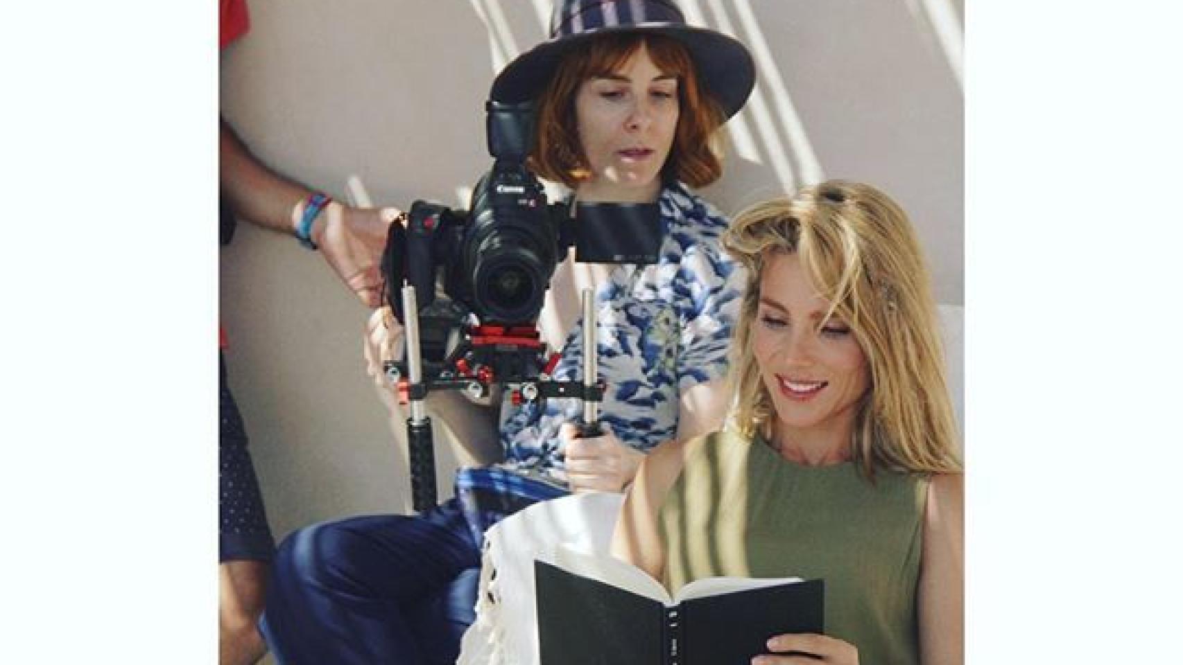 La directora Inés de León junto a Elsa Pataky en Formentera.